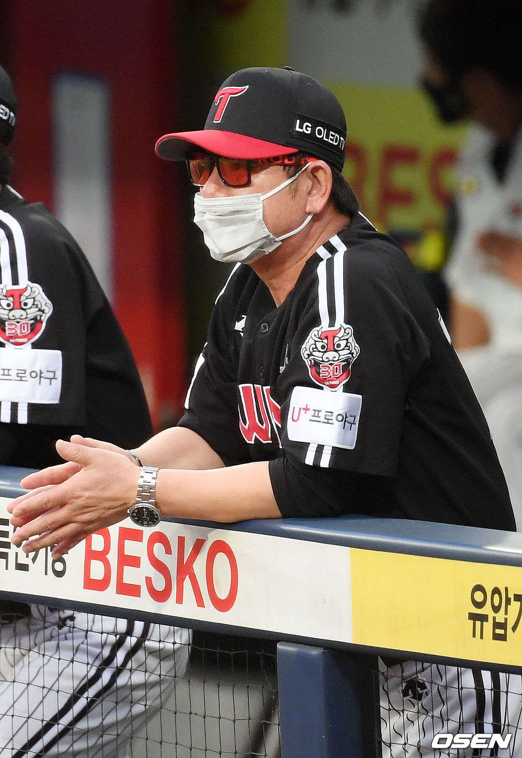 LG 류중일 감독이 덕아웃에서 경기를 주시하고 있다./ rumi@osen.co.kr