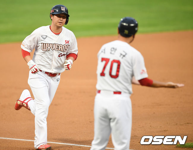 1회말 1사 1루 SK 최정이 투런 홈런을 때린 뒤 베이스를 돌고 있다. /youngrae@osen.co.kr