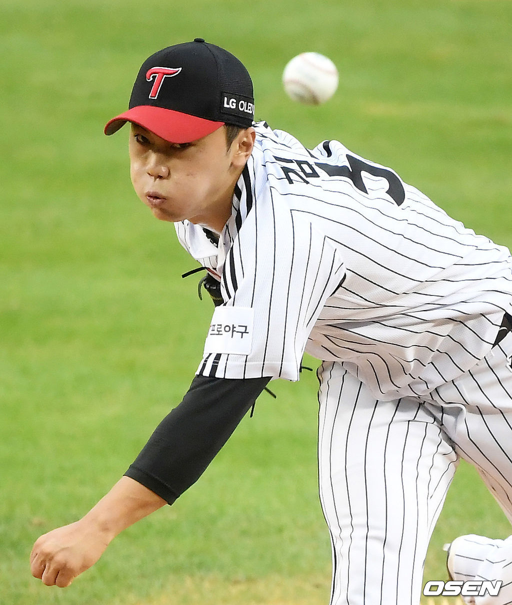 27일 오후 서울 송파구 잠실야구장에서 ‘2020 신한은행 SOL KBO리그’ LG 트윈스와 KT위즈의 경기가 열렸다.1회초 마운드에 오른 LG 선발 김윤식이 공을 뿌리고 있다. /cej@osen.co.kr