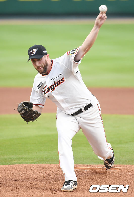 한화 채드벨이 역투하고 있다. /youngrae@osen.co.kr