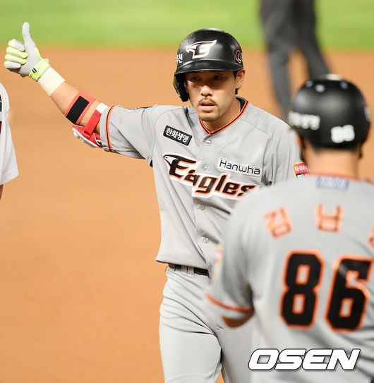 한화 이용규가 좌익수 앞 1타점 적시타를 날린 후 1루에서 기뻐하고 있다. / rumi@osen.co.kr