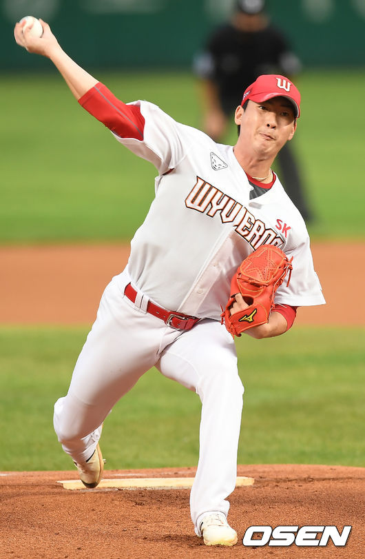 1회초 SK 문승원이 역투하고 있다. /youngrae@osen.co.kr