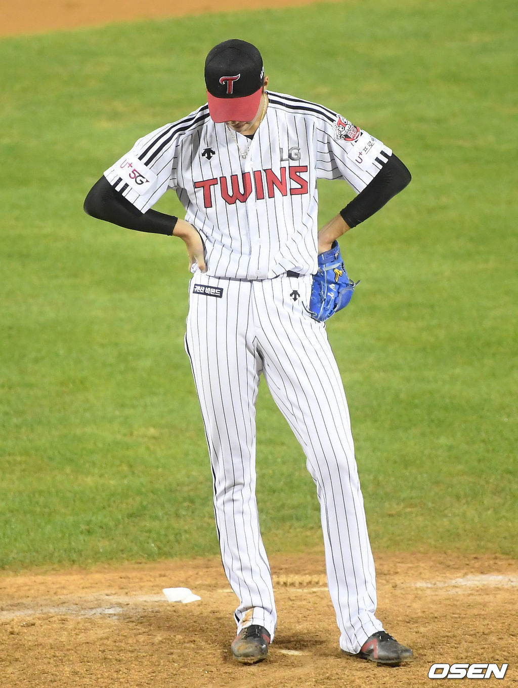  27일 오후 서울 송파구 잠실야구장에서 ‘2020 신한은행 SOL KBO리그’ LG 트윈스와 KT위즈의 경기가 열렸다.8회초 1사 1,2루 LG 정우영이 KT 황재균에게 몸에 맞는 투구를 던진 뒤 아쉬워하고 있다.  두 타석 전 KT 심우준도 정우영게게  사구를 맞은 뒤 교체됐다. /cej@osen.co.kr