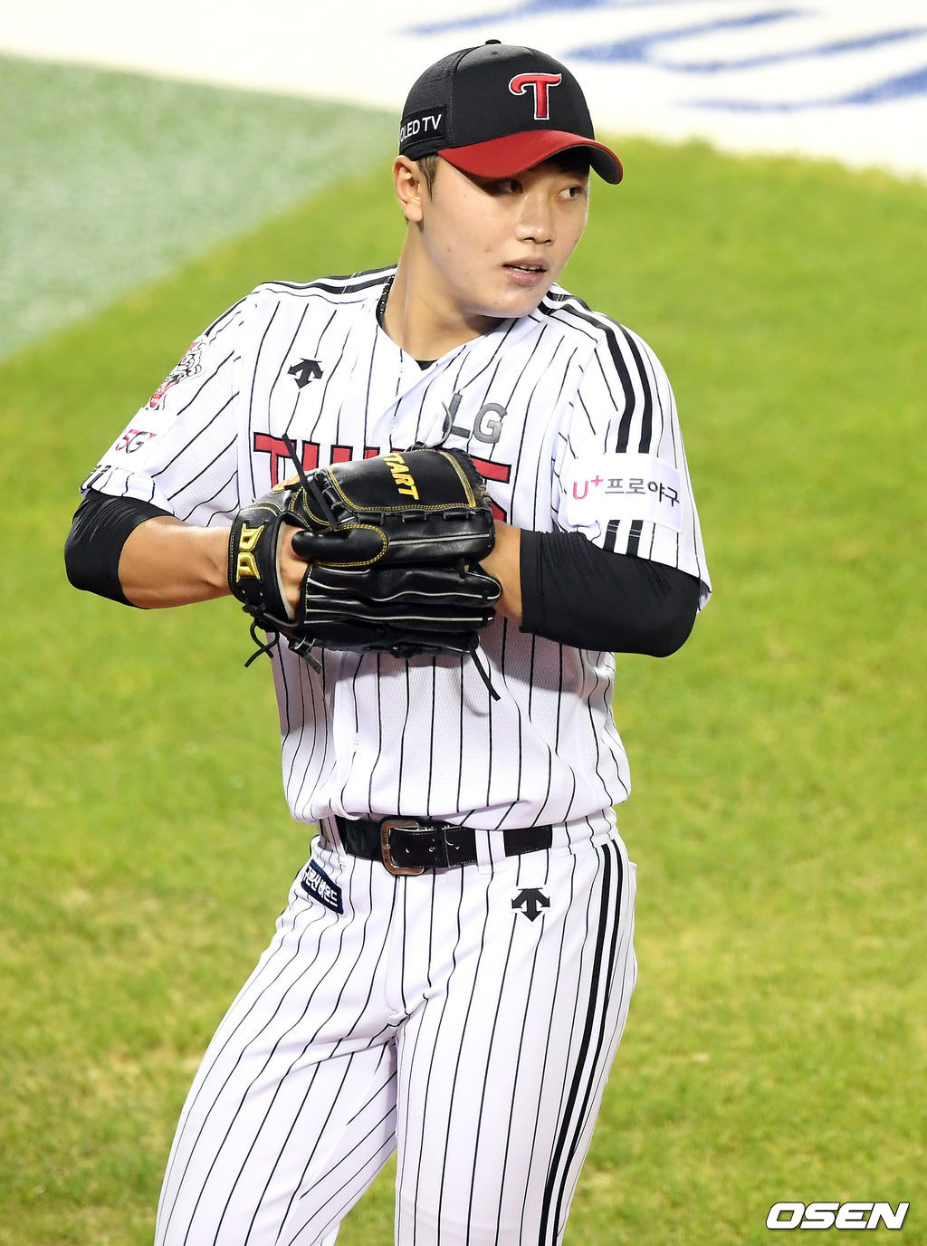 5회초 무실점으로 이닝을 마친 LG 김윤식이 더그아웃으로 향하고 있다. /cej@osen.co.kr