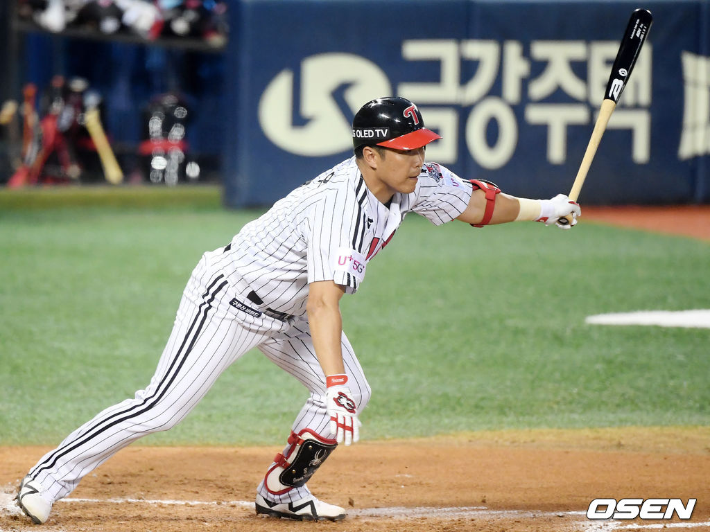  27일 오후 서울 송파구 잠실야구장에서 ‘2020 신한은행 SOL KBO리그’ LG 트윈스와 KT위즈의 경기가 열렸다.2회말 무사 3루 LG 정근우가 우전 1타점 적시타를 때려내고 있다. /cej@osen.co.kr