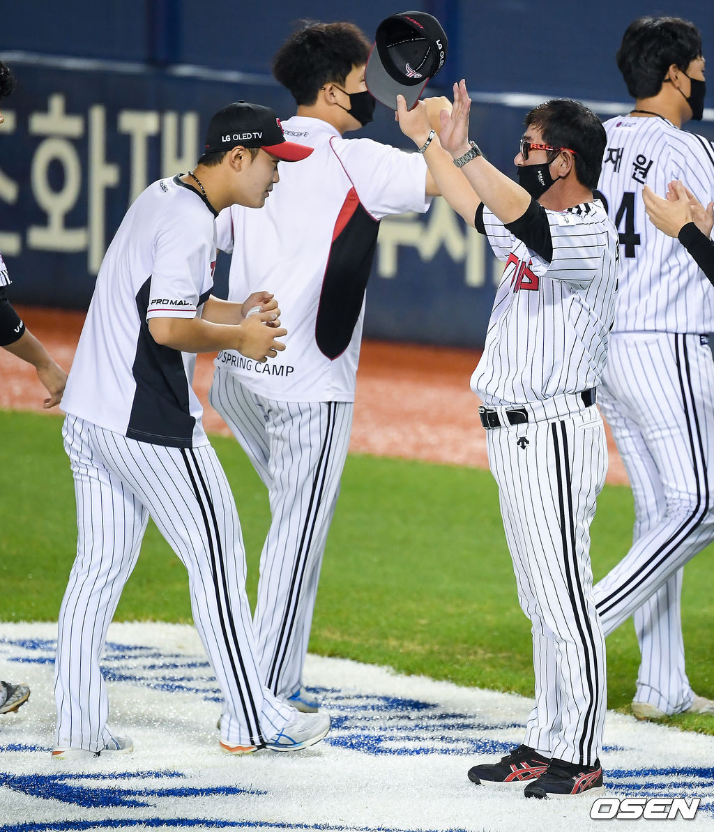 경기종료 후 LG 류중일 감독이 데뷔 첫승 거둔 김윤식에게 손 흔들며 축하해주고 있다  / soul1014@osen.co.kr