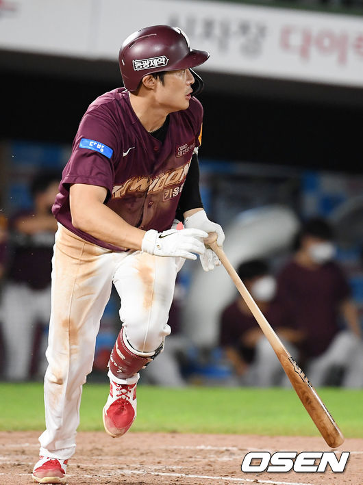 4회초 1사 주자 1,2루 키움 김하성이 좌중간 1타점 적시 2루타를 날리고 있다. /rumi@osen.co.kr
