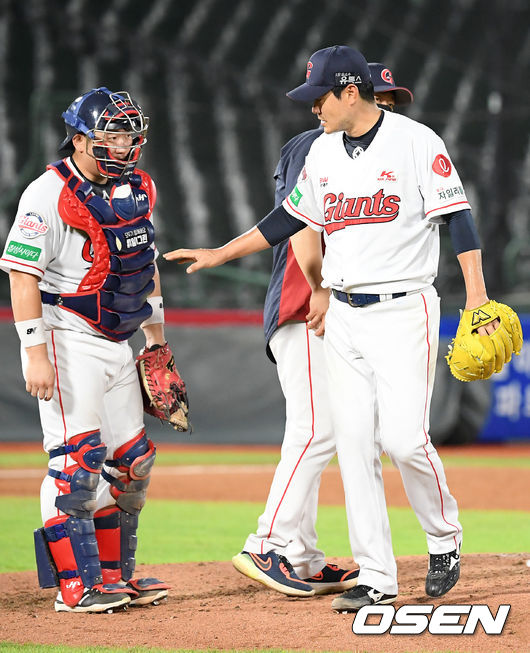 27일 오후 부산 사직구장에서 ‘2020 신한은행 SOL KBO리그’ 롯데 자이언츠와 키움 히어로즈의 경기가 열렸다.5회초 1사 주자 1,2루 키움 변상권 타석에서 롯데 선발 노경은이 교체되고 있다. /rumi@osen.co.kr