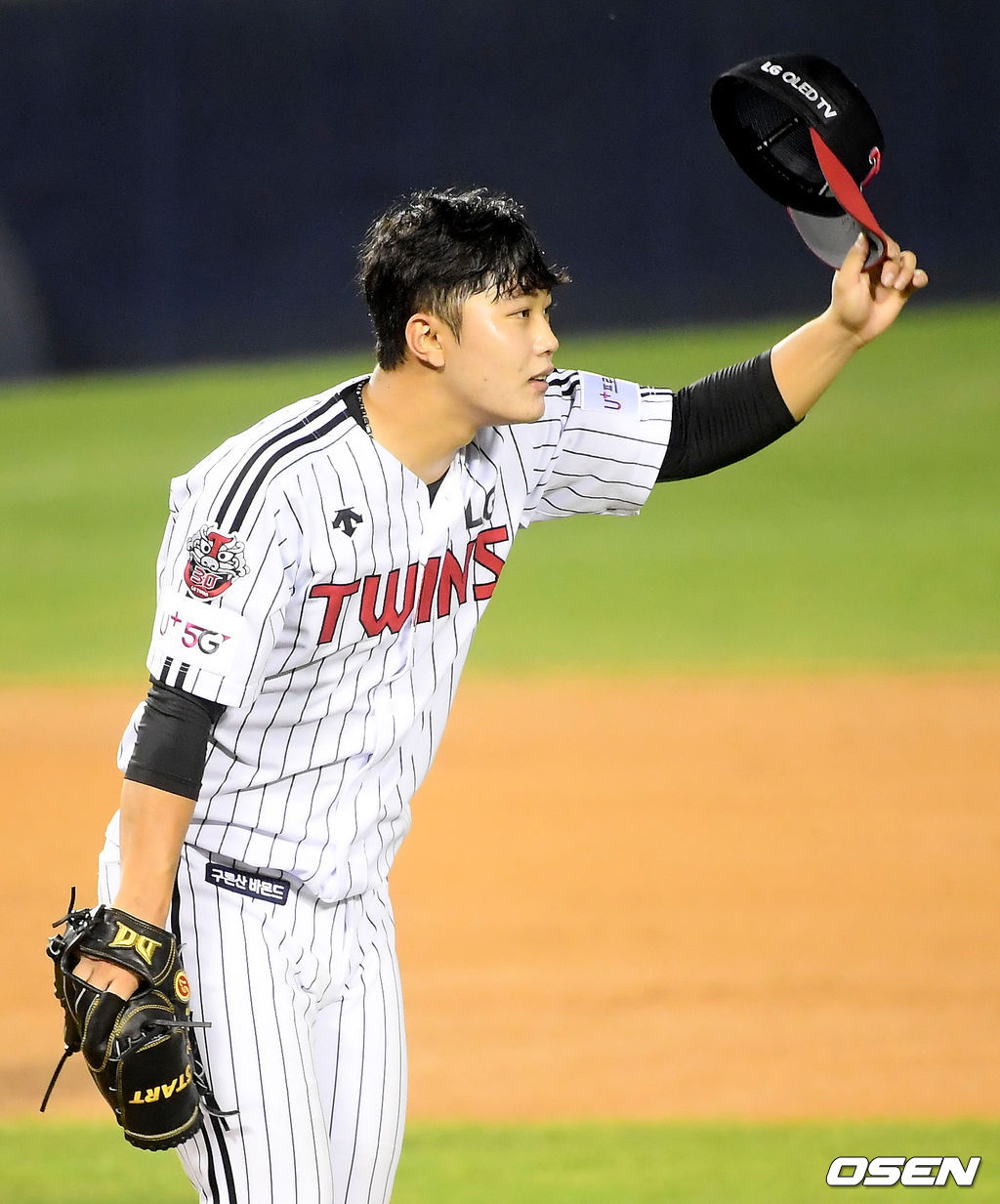 5회초 LG 선발 김윤식이 KT 선두타자 장성우의 타구를 슈퍼캐치로 잡아낸 LG 우익수 이형종을 향해 고마움을 표하고 있다. /cej@osen.co.kr