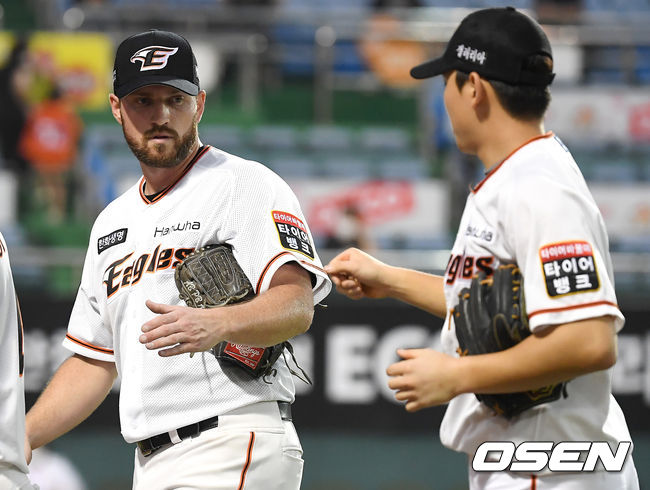 한화 채드벨이 야수들과 주먹 세레머니를 하고 있다. /youngrae@osen.co.kr