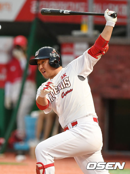 2회말 2사 2,3루 SK 최정이 2타점 적시타를 때려내고 있다. /youngrae@osen.co.kr