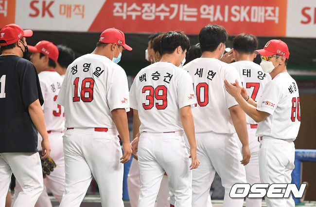 SK는 27일 인천 SK행복드림구장에서 열린 KIA와의 경기에서 10-4로 승리했다. 선발 투수 문승원은 7이닝 동안 4피안타 3사사구 9탈삼진 2실점으로 호투하며 시즌 4승째를 기록했다. 승리를  거둔 SK 박경완 감독대행이 선수들과 기뻐하고 있다. /youngrae@osen.co.kr