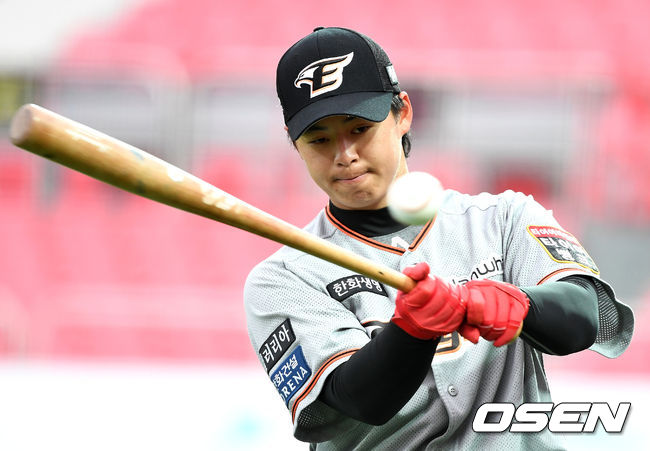 한화 노시환이 배팅볼로 몸을 풀고 있다. / dreamer@osen.co.kr
