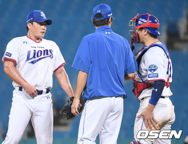 삼성 정현욱 코치가 마운드에 올라 오승환과 이야기를 나누고 있다. /youngrae@osen.co.kr