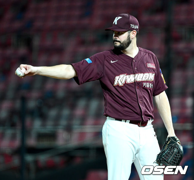 키움 선발 브리검이 호수비를 펼친 유격수 김하성을 향해 인사하고 있다. / dreamer@osen.co.kr