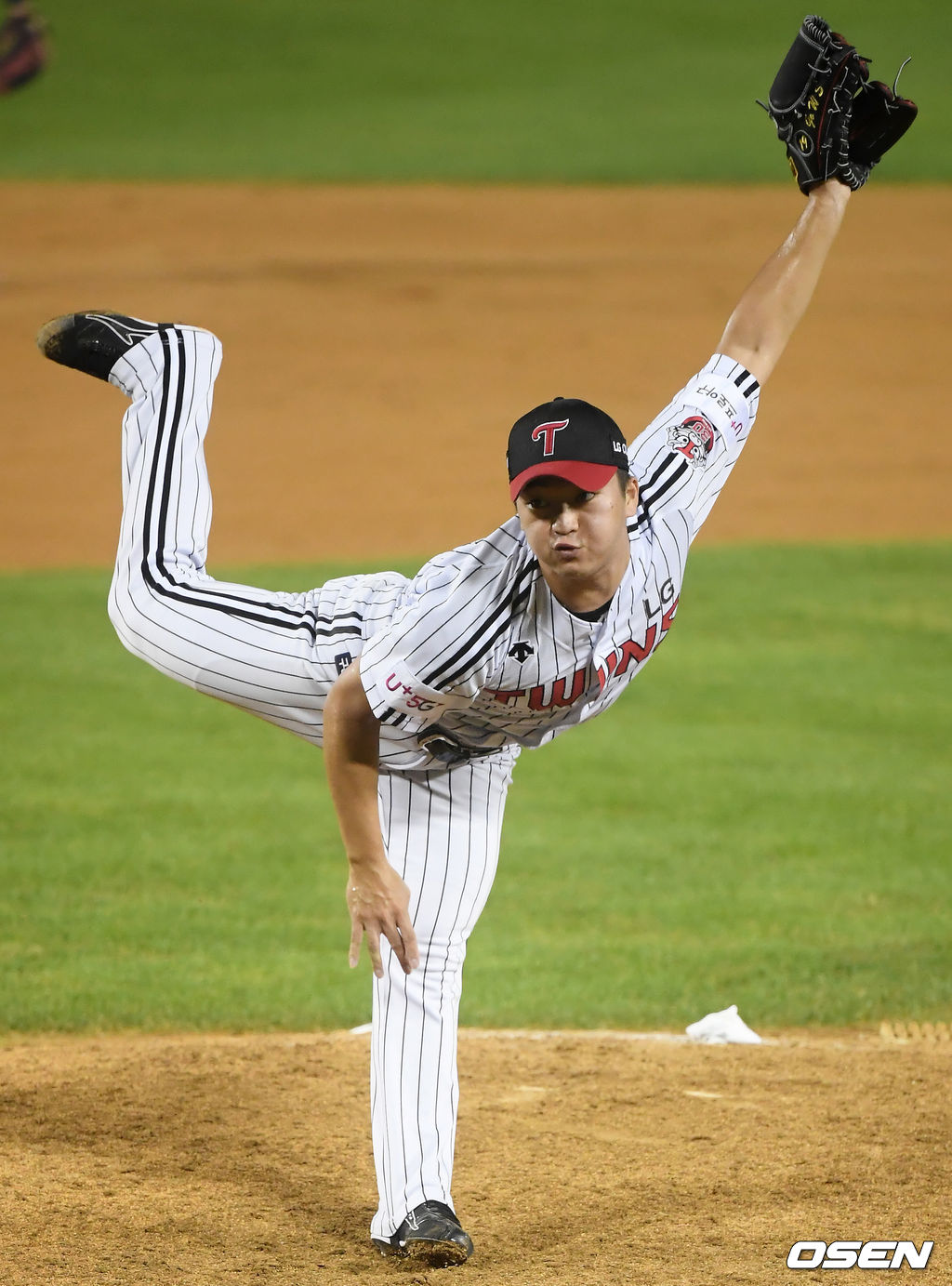  LG 트윈스가 김윤식의 호투에 힘입어 2연승을 달렸다.LG는 27일 서울 잠실구장에서 열린 ‘2020 신한은행 SOL KBO리그’ KT 위즈와의 홈경기에서 2-0 무실점 승리를 거두고 2연승을 기록했다.9회초 LG 고우석이 공을 뿌리고 있다. /cej@osen.co.kr