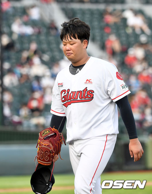 5회초 1사 2루 상황 롯데 선발 서준원이 강판되며 아쉬워하고 있다. / dreamer@osen.co.kr