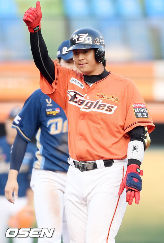 6회말 2사 한화 노시환이 좌익수 왼쪽 2루타를 날린 후 2루에서 엄지손가락을 치켜들고 있다./ rumi@osen.co.kr