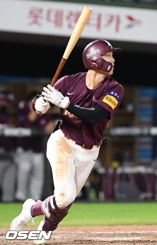 8회초 키움 선두타자로 나온 변상권이 중견수 왼쪽 안타를 날리고 있다. /rumi@osen.co.kr