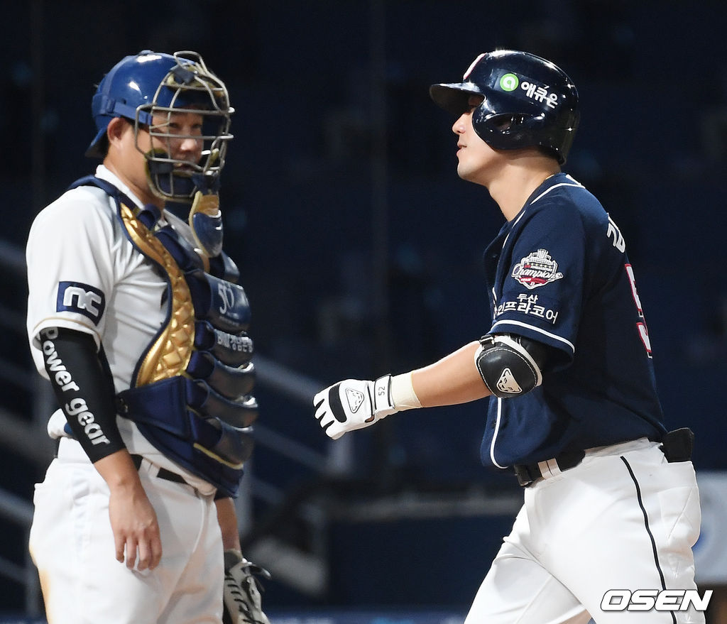 3회초 2사 주자 1,3루 김재호가 좌중월 스리런 홈런을 날린 후 홈을 밟고 있다./ rumi@osen.co.kr