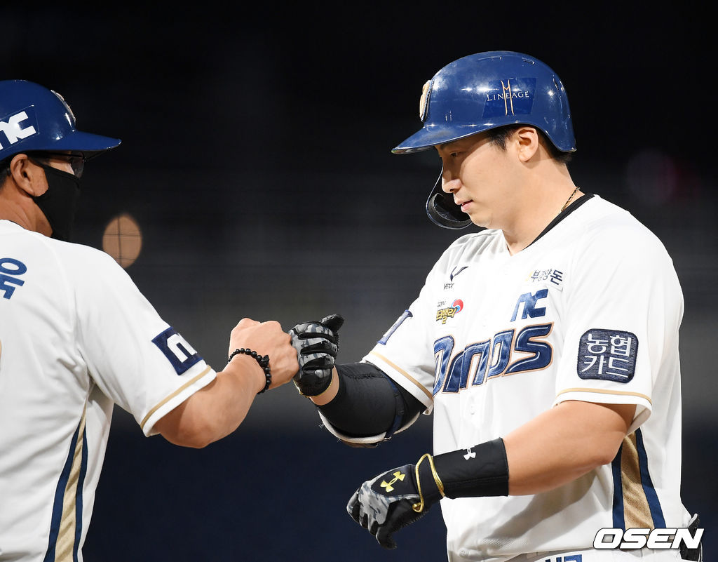 8회말 1사 주자 3루 NC 나성범이 우중간 1타점 적시타를 날린 후 1루에서 이종욱 코치와 하이파이브를 하고 있다./ rumi@osen.co.kr