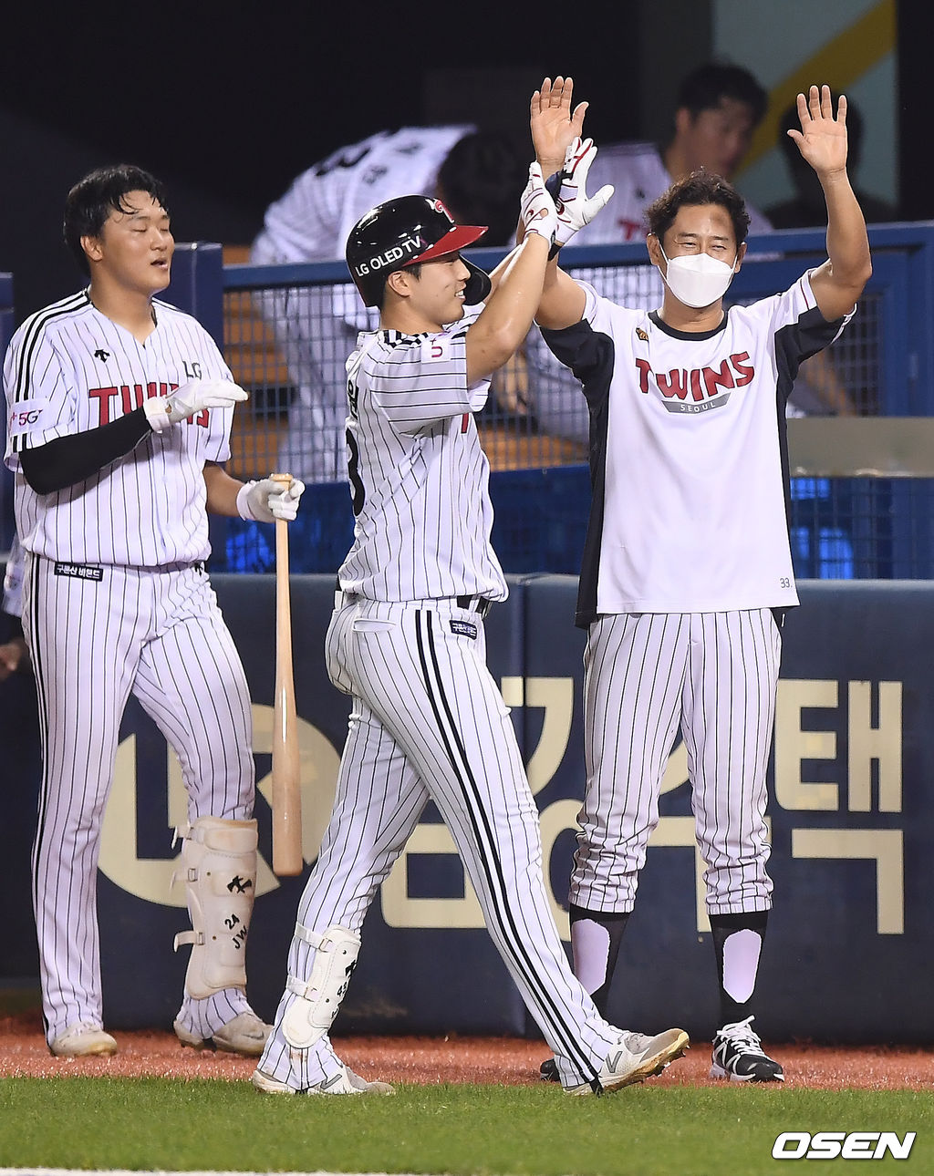 LG는 28일 서울 잠실구장에서 열린 ‘2020 신한은행 SOL KBO리그’ KT 위즈와의 홈경기에서 연장승부 끝에 6-5 끝내기 승리를 거두고 3연승을 질주했다. 연장 11회말 1사 1,3루 끝내기 희생타를 때린 장준원이 기뻐하고 있다. /youngrae@osen.co.kr