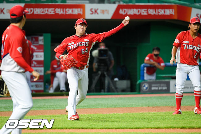 3회말 무사 2루 SK 최지훈의 희생번트때 KIA 양현종이 송구 실책을 하고 있다.. / soul1014@osen.co.kr