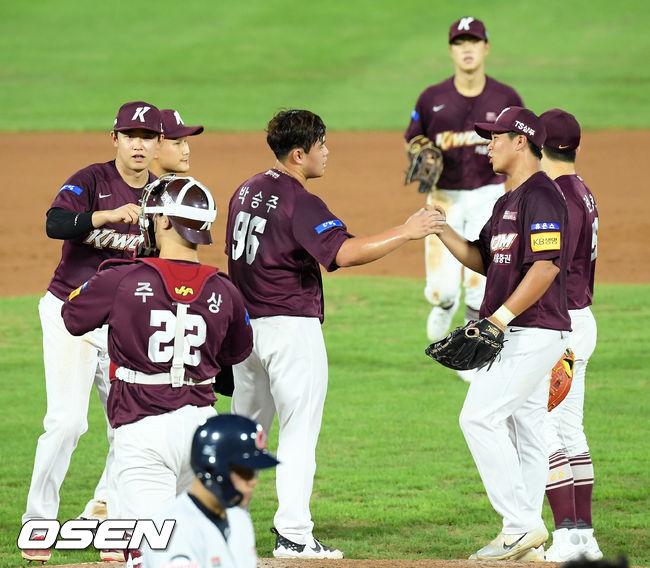 경기를 마치고 키움 선수들이 마운드 위에서 하이파이브를 하고 있다. /rumi@osen.co.kr