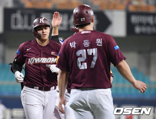 1일 오후 대구 삼성라이온즈파크에서 '2020 신한은행 SOL KBO리그' 삼성 라이온즈와 키움 히어로즈의 경기가 열렸다.9회초 1사 1,2루 키움 김웅빈이 스리런 홈런을 때린 뒤 동료들에게 축하받고 있다. /youngrae@osen.co.kr