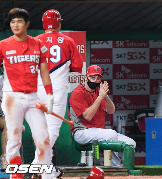 6회초 무사 1루 KIA 나지완이 2점 홈런을 날리고 윌리엄스 감독의 축하를 받고 있다. / soul1014@osen.co.kr