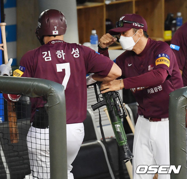 1회초 1사 키움 김하성이 좌월 선취 솔로홈런을 날린 후 덕아웃에서 손혁 감독과 하이파이브를 하고 있다. /rumi@osen.co.kr