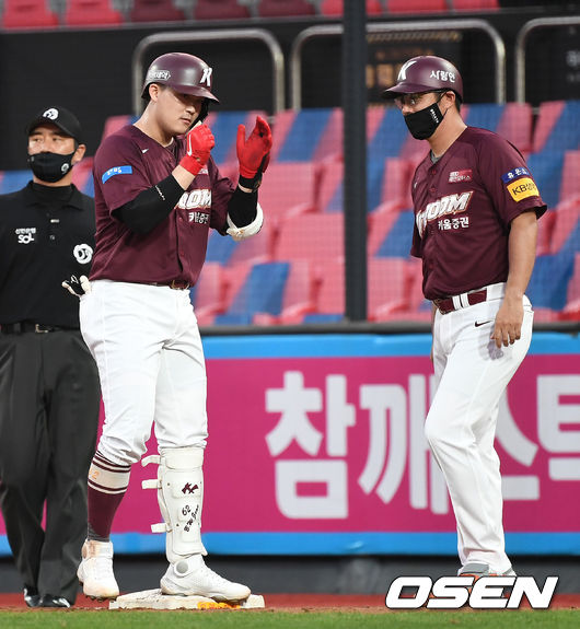 2회초 1사 2, 3루 상황 키움 전병우가 선제 2타점 적시타를 날리고 1루에 안착해 기뻐하고 있다. / dreamer@osen.co.kr
