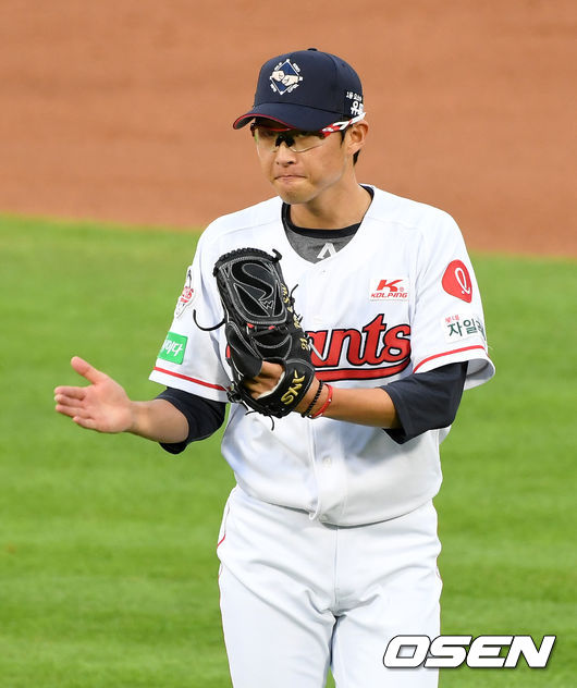 11일 오후 부산 사직야구장에서 2020 KBO리그 롯데 자이언츠와 두산 베어스의 경기가 열렸다.1회초 1사 1,3루에서 롯데 마차도가 두산 김재환을 병살타로 처리하고 박수치고 있다. /sunday@osen.co.kr