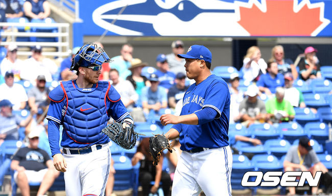 4회초 템파베이 타선을 무실점으로 막아낸 토론토 선발 류현진이 더그아웃으로 향하며 포수 대니 잰슨과 대화를 나누고 있다. / dreamer@osen.co.kr