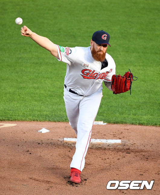 1회초 롯데 스트레일리가 역투하고 있다. /jpnews@osen.co.kr