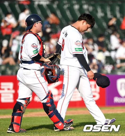 2회초 2사 만루 상황 롯데 선발 서준원과 정보근 배터리가 키움 박준태에게 밀어내기 볼넷을 허용한 뒤 아쉬워하고 있다. / dreamer@osen.co.kr