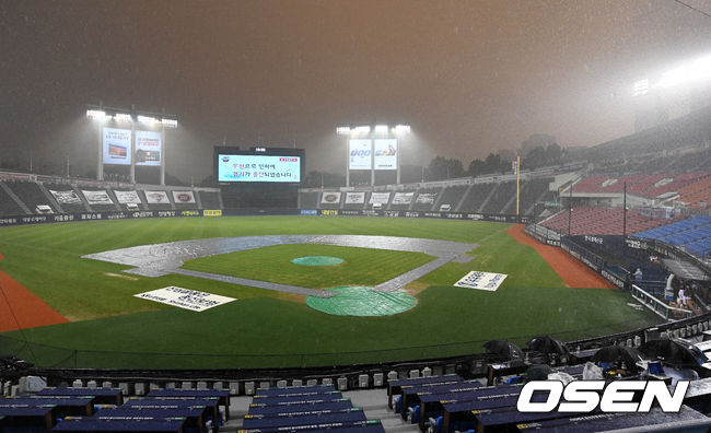 29일 오후 서울 잠실야구장에서 ‘2020 신한은행 SOL KBO 리그’ LG 트윈스와 두산 베어스의 경기가 열렸다.갑자기 내리는 비에 경기가 중단되고 있다. /sunday@osen.co.kr