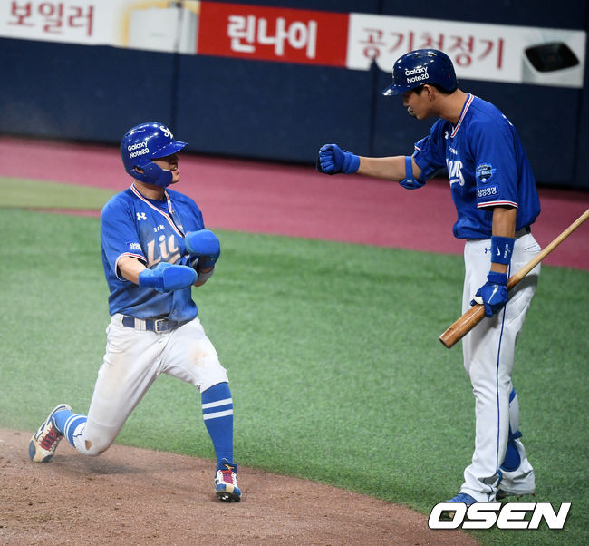 9회초 1사 2루에서 삼성 박해민이 김상수의 역전 1타점 적시타에 홈을 밟고 구자욱과 기뻐하고 있다. /jpnews@osen.co.kr