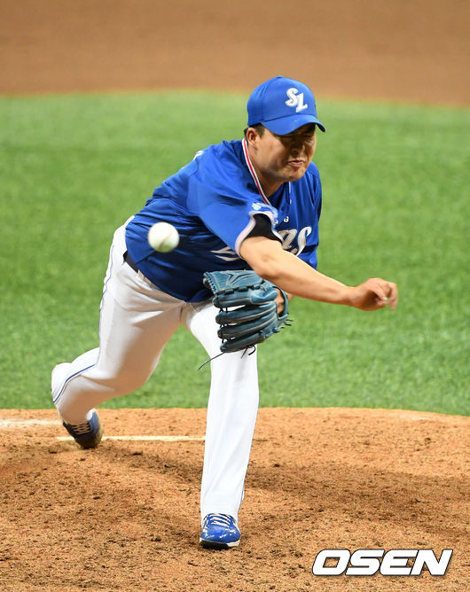 29일 오후 서울 고척스카이돔에서 ‘2020 신한은행 SOL KBO리그’ 키움 히어로즈와 삼성 라이온즈의 경기가 열렸다.8회말 삼성 심창민이 역투하고 있다. /jpnews@osen.co.kr