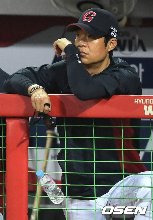 7회말 KIA 공격이 진행되는 가운데 롯데 허문회 감독이 그라운드를 응시하고 있다. /dreamer@osen.co.kr