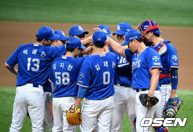 경기를 마치고 삼성 선수들이 승리 하이파이브를 하고 있다. /jpnews@osen.co.kr