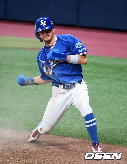 29일 오후 서울 고척스카이돔에서 ‘2020 신한은행 SOL KBO리그’ 키움 히어로즈와 삼성 라이온즈의 경기가 열렸다.9회초 1사 2루에서 삼성 박해민이 김상수의 역전 1타점 적시타에 홈을 밟고 기뻐하고 있다. /jpnews@osen.co.kr