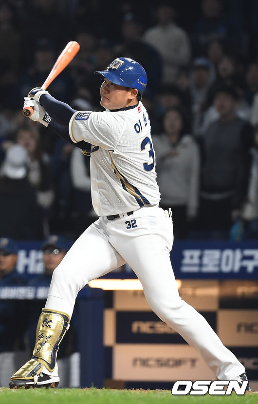 28일 오후 경남 창원NC파크에서 '2019 신한은행 MY CAR KBO리그' NC 다이노스와 kt 위즈의 경기가 열렸다.8회말 1사 NC 이원재가 솔로 홈런을 때려내고 있다. /youngrae@osen.co.kr