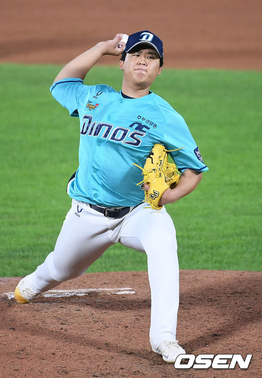 28일 오후 부산 사직야구장에서 '2020 신한은행 SOL KBO리그' 롯데 자이언츠와 NC 다이노스의 경기가 열렸다.3회말 1사 ,13루 NC 신민혁이 역투하고 있다. /youngrae@osen.co.kr