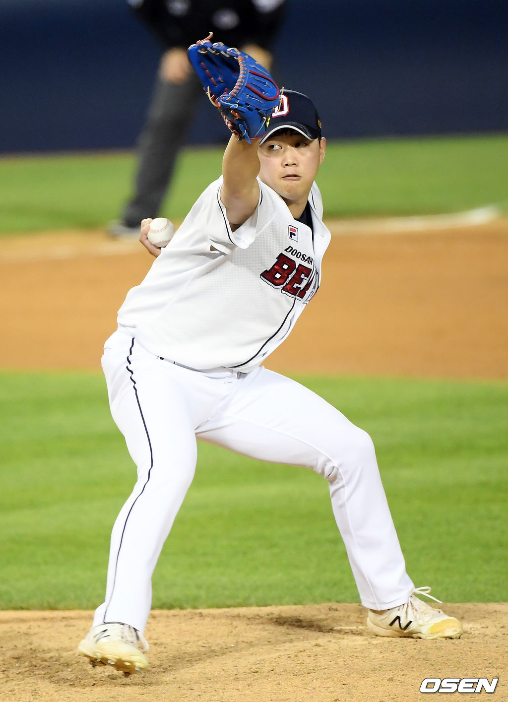 두산 함덕주가 공을 뿌리고 있다. /cej@osen.co.kr