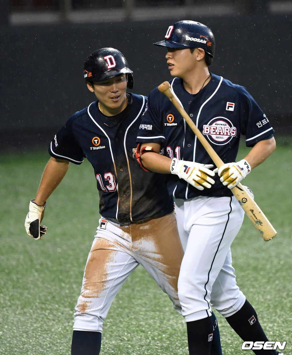 29일 오후 서울 잠실야구장에서 ‘2020 신한은행 SOL KBO 리그’ LG 트윈스와 두산 베어스의 경기가 열렸다.2회초 1사 2루에서 두산 정수빈이 우월 투런 홈런을 치고 허경민의 축하를 받고 있다. /sunday@osen.co.kr