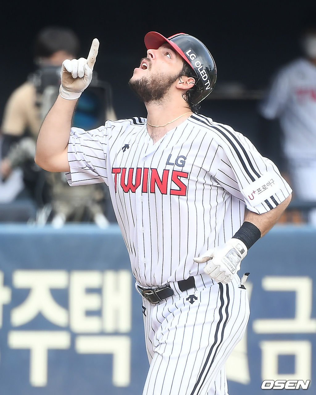 30일 오후 서울 잠실야구장에서 ‘2020 신한은행 SOL KBO리그’ 두산 베어스와 LG 트윈스의 세스펜디드 경기가 열렸다.7회초 2사 3루 LG 라모스가 역전 2점 홈런을 날린 뒤 세레모니를 하고 있다./ksl0919@osen.co.kr