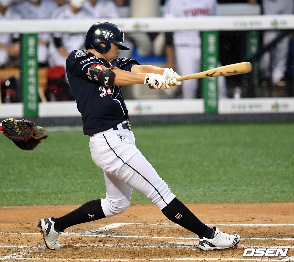 두산 정수빈이 우월 투런 홈런을 치고 있다. /sunday@osen.co.kr