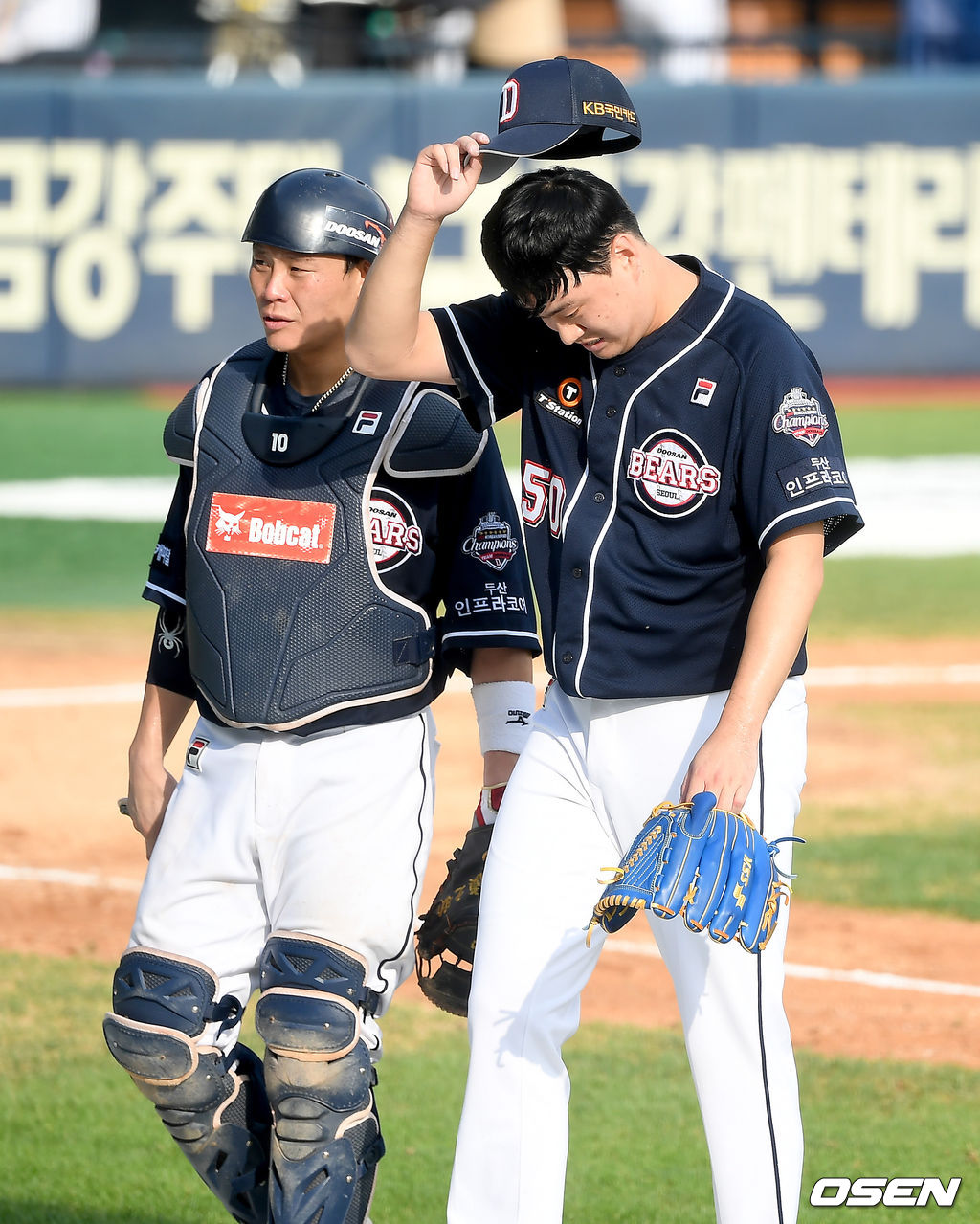 LG와 두산은 30일 서울 잠실구장에서 열린 ‘2020 신한은행 SOL KBO리그’ 팀간 13차전 서스펜디드 경기에서 5-5 무승부를 거뒀다.경기 종료 후 두산 이영하, 박세혁이 더그아웃으로 이동하고 있다./ksl0919@osen.co.kr