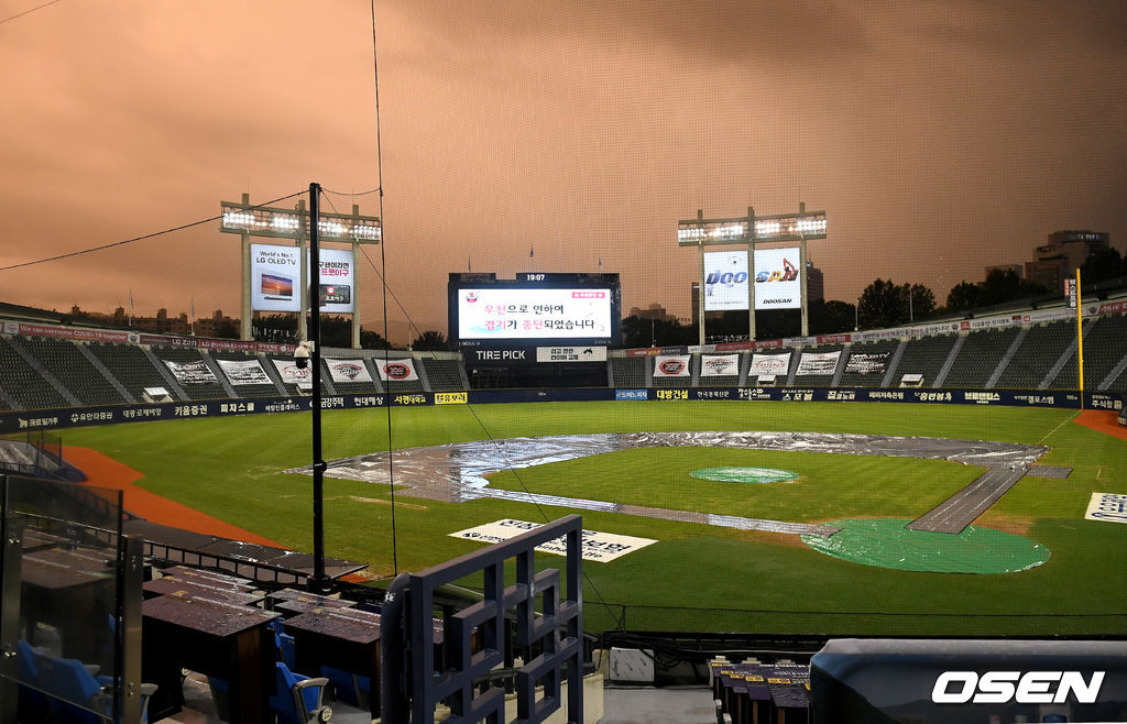 30일 오후 서울 잠실야구장에서 ‘2020 신한은행 SOL KBO리그’ 두산 베어스와 LG 트윈스의 경기가 열렸다.5회초 갑작스런 폭우로 경기가 중단되고 있다./ ksl0919@osen.co.kr